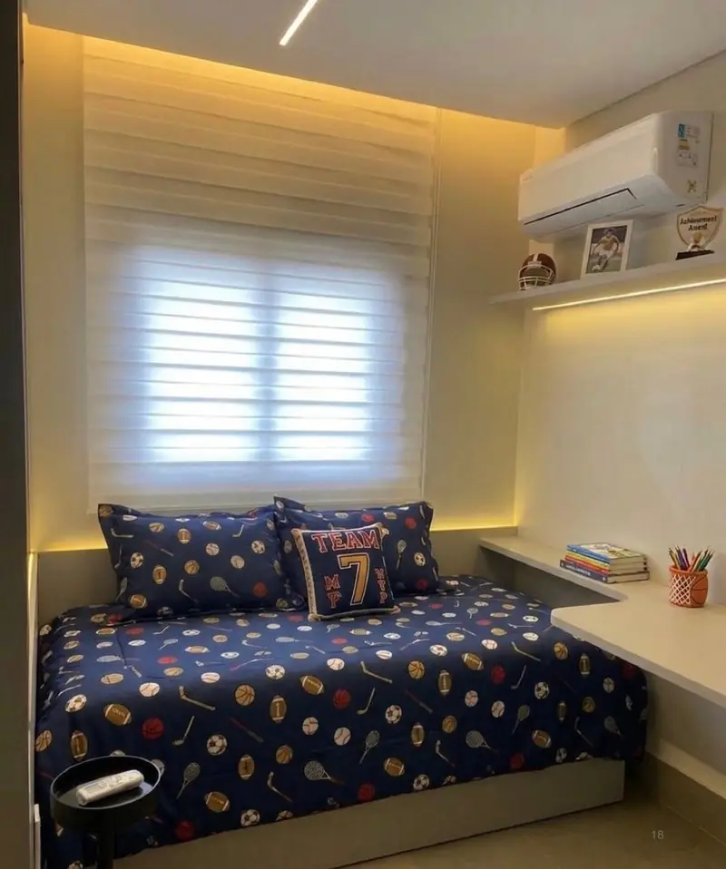 Quarto com cortina de faixas de tecido na janela e cama com roupa de cama azul estampada.